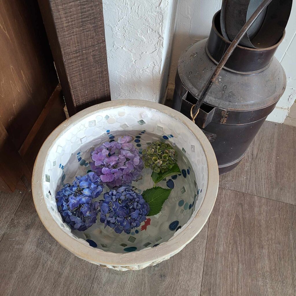 タイルの水鉢